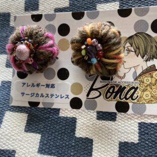 編み編みコロンピアス